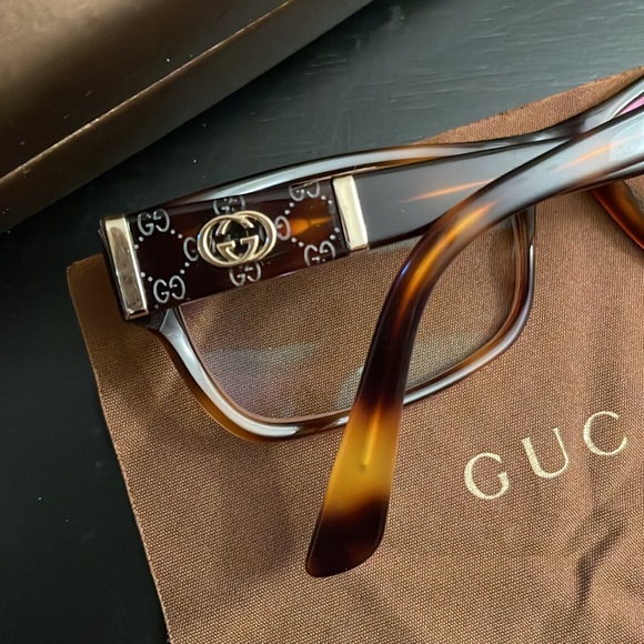 Gucci eyeglasses. Tortoise Shell frames. Gold embellishments. GG 3133. - Picture 3 of 9